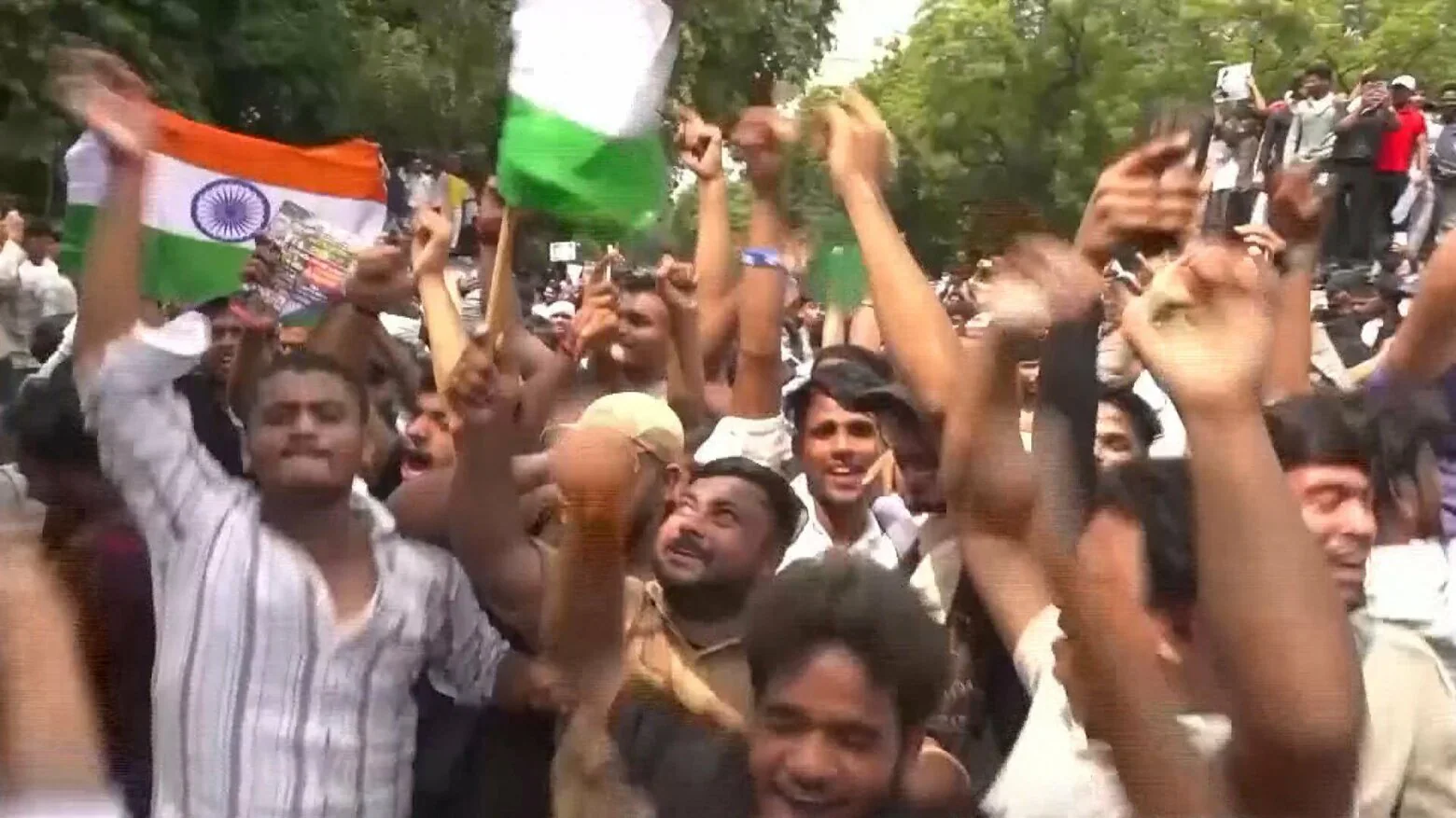 インド教育制度改革を巡る抗議：若者主導の「ゴキブリ人民党」が教育相辞任を要求
