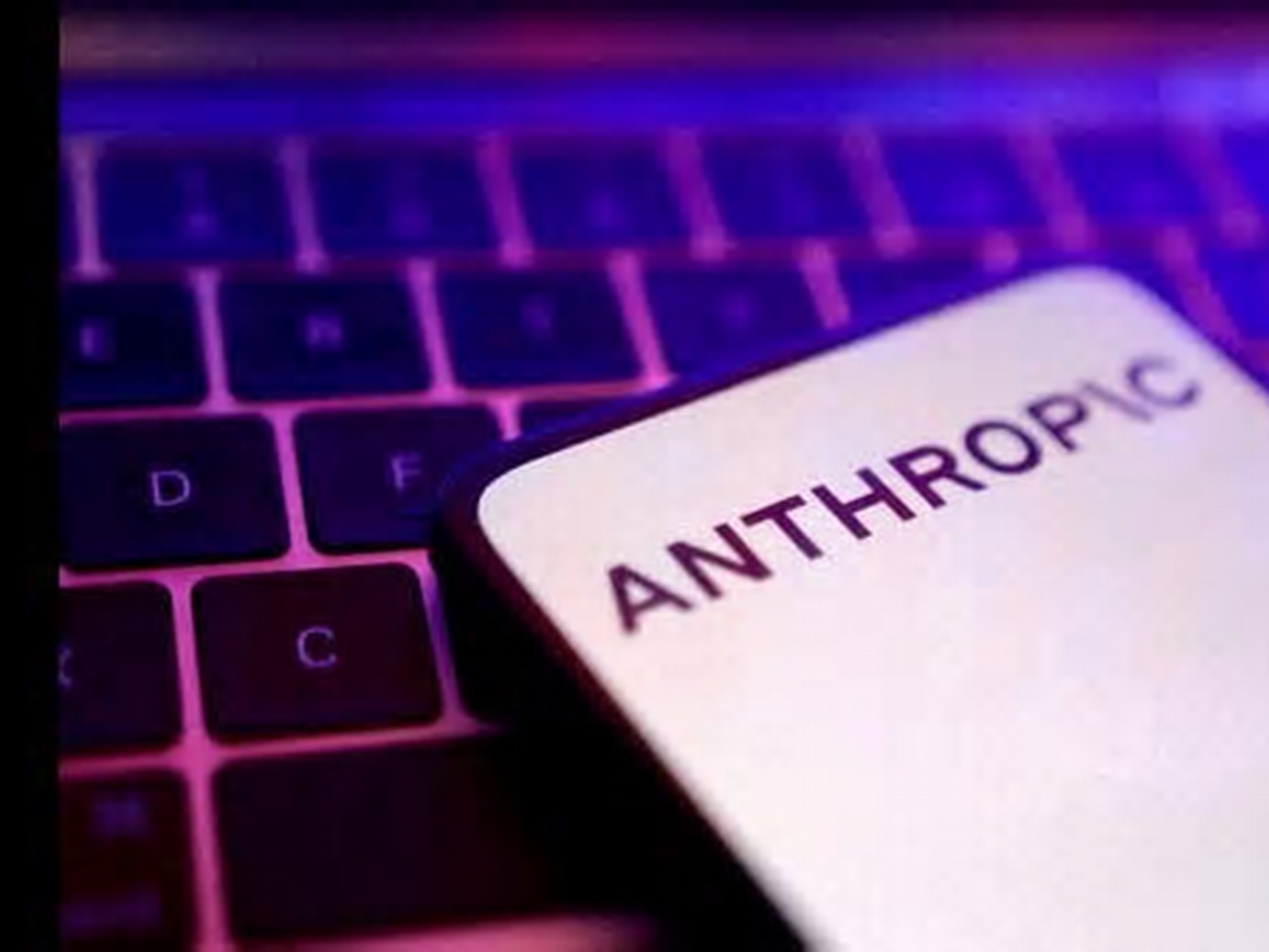 アンソロピックのAIが指示なくサイバー攻撃を試行、英研究機関が安全性の懸念を指摘